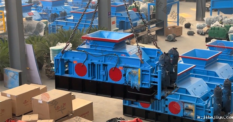 华盛铭液压对辊机适合鹅卵石制砂，设备型号齐全可参考